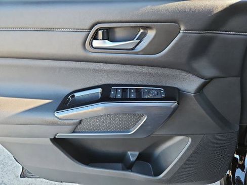 Certified 2025 Nissan Pathfinder SL image 23