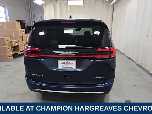 Used 2023 Chrysler Pacifica Touring-L FWD image 10