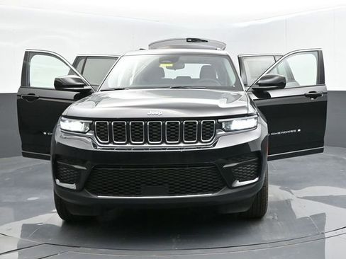 Used 2024 Jeep Grand Cherokee Laredo X AWD/4WD image 56