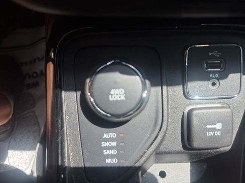 Used 2018 Jeep Compass Limited w/ Navigation Group AWD/4WD image 25