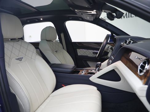 Certified 2022 Bentley Bentayga AWD/4WD image 23