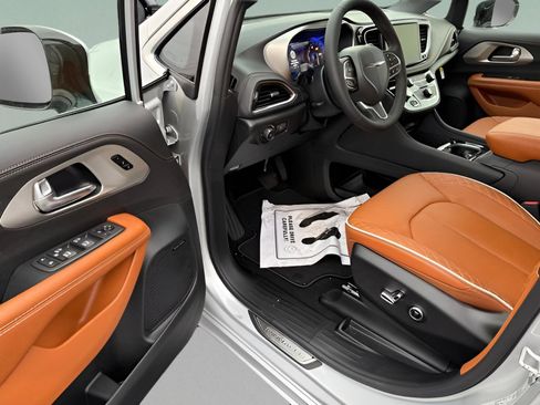 New 2026 Chrysler Pacifica Pinnacle w/ Trailer Tow Group image 20