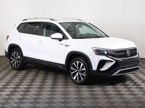 Used 2022 Volkswagen Taos SE AWD/4WD image 2