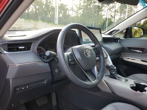 Used 2024 Toyota Venza Limited image 17