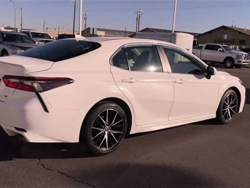 Used 2024 Toyota Camry SE image 9