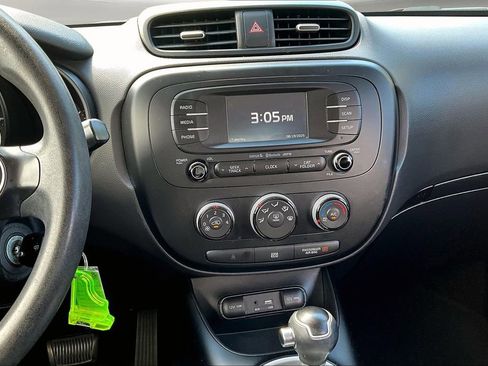 Used 2016 Kia Soul + image 10