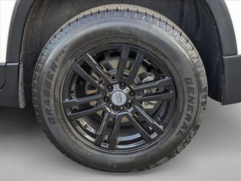 Used 2020 Chevrolet Traverse LT image 25