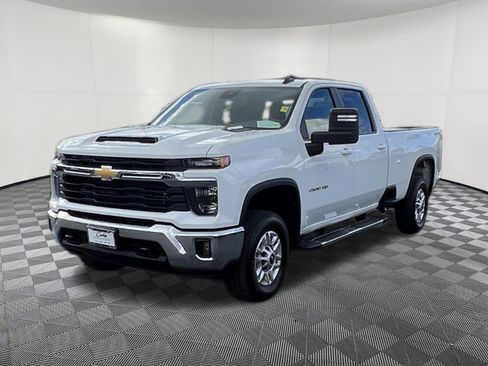 Used 2025 Chevrolet Silverado 2500 LT w/ Convenience Package image 3
