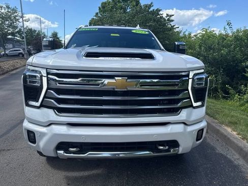 Used 2024 Chevrolet Silverado 2500 High Country w/ High Country Premium Package AWD/4WD image 3