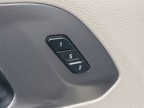 Used 2023 Chrysler Pacifica Touring-L image 17