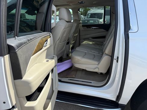 Used 2019 Cadillac Escalade ESV Premium Luxury image 8