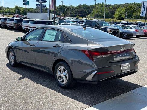 New 2026 Hyundai Elantra SE FWD image 2