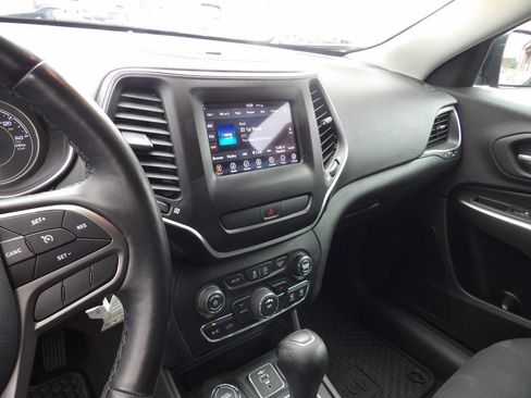 Used 2020 Jeep Cherokee Latitude AWD/4WD image 7