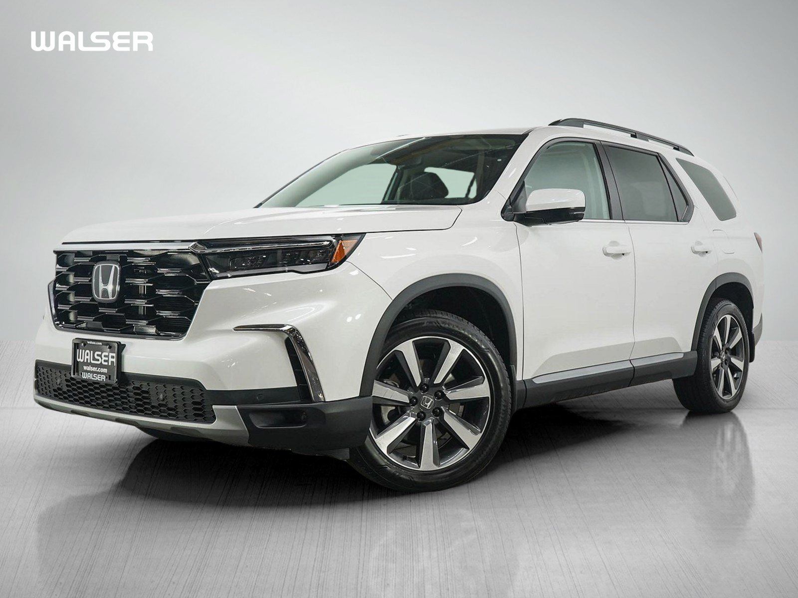 Used 2025 Honda Pilot Touring image 1