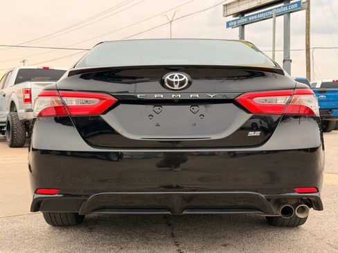 Used 2018 Toyota Camry SE image 4