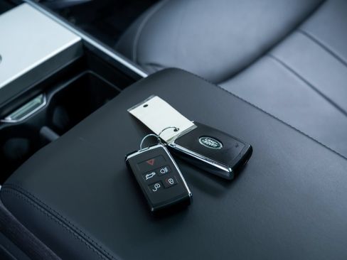 Used 2025 Land Rover Range Rover SE AWD/4WD image 13