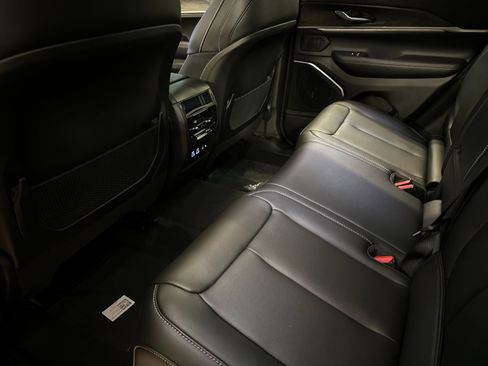 New 2025 Jeep Grand Cherokee Limited w/ Black Appearance Package image 11