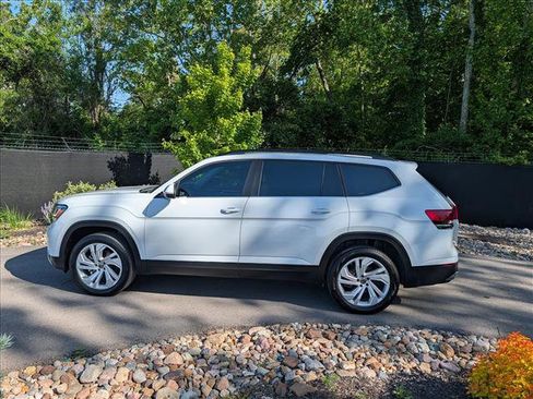 Used 2023 Volkswagen Atlas SE w/ Panoramic Sunroof Package FWD image 2