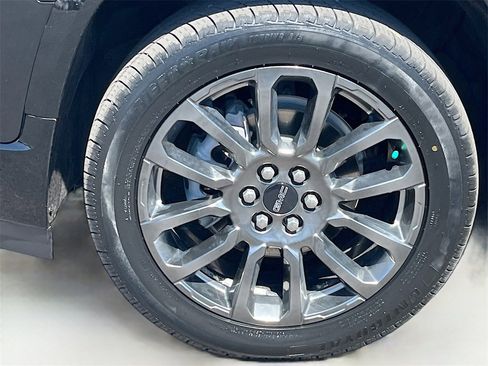 Used 2022 GMC Acadia Denali w/ Black Diamond Edition image 33