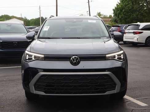Used 2025 Volkswagen Taos SE FWD image 2