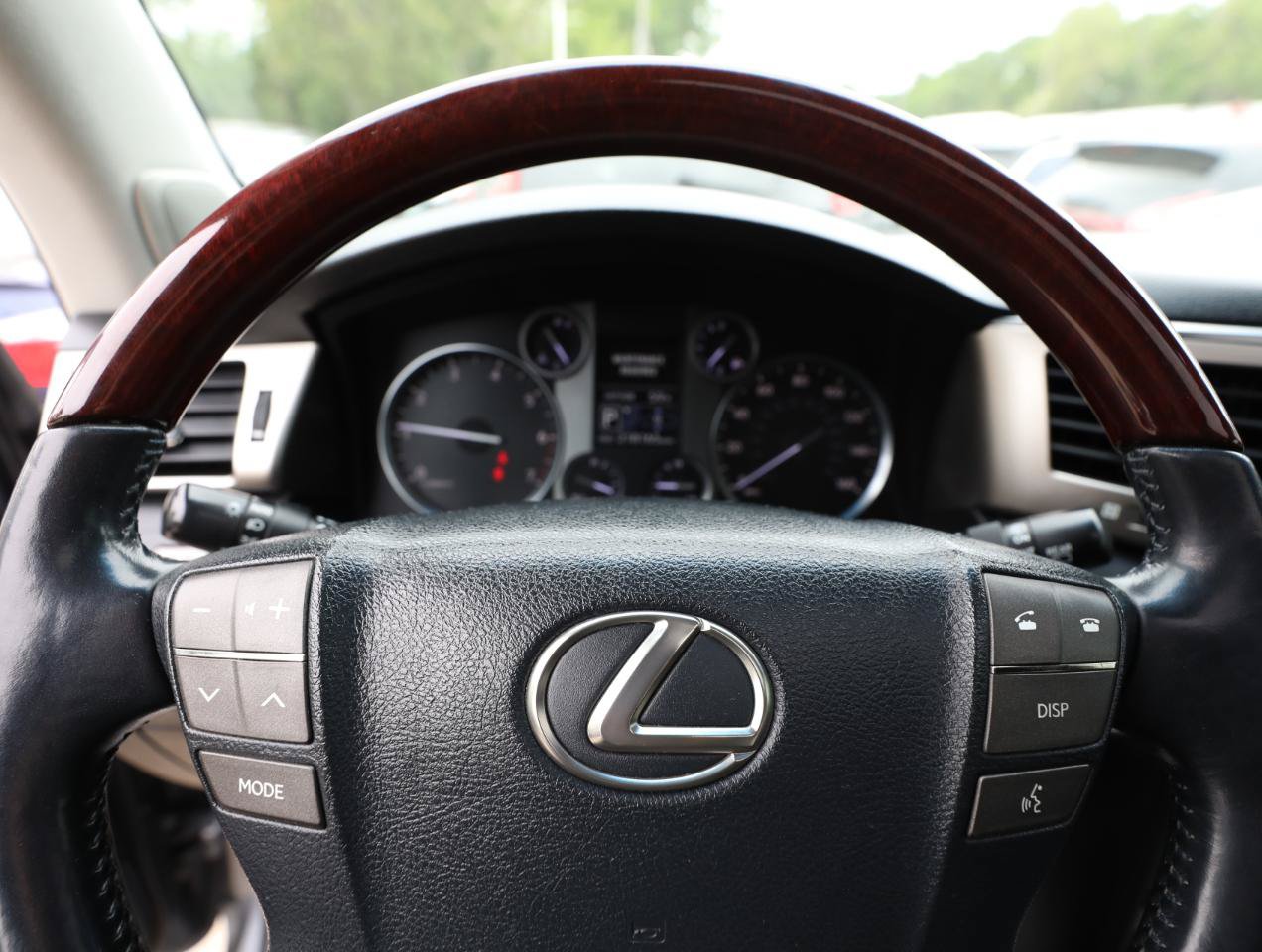 Used 2013 Lexus LX 570 4WD w/ Luxury Pkg image 31