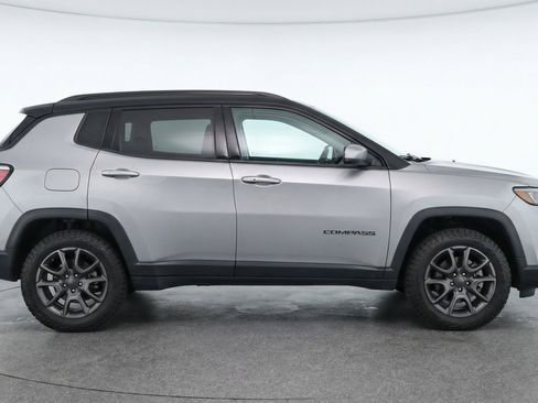 Used 2025 Jeep Compass Trailhawk AWD/4WD image 11