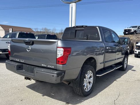 Used 2019 Nissan Titan SV w/ SV Convenience Package image 9
