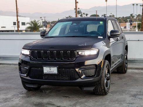 New 2025 Jeep Grand Cherokee Altitude image 4