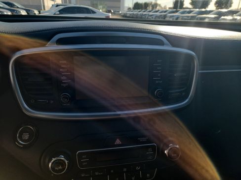 Used 2019 Kia Sorento SX image 12
