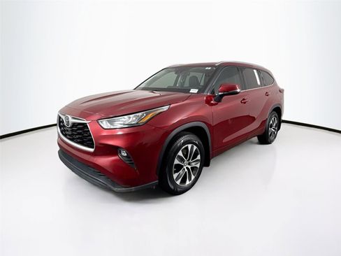 Used 2020 Toyota Highlander XLE image 2