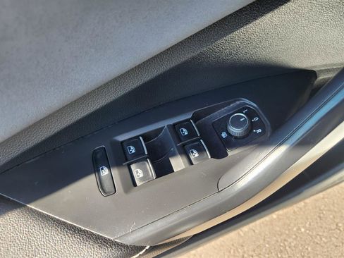 Certified 2025 Volkswagen Jetta SE w/ Sunroof Package image 28