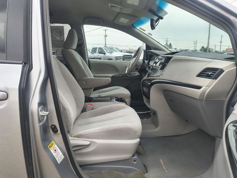 Used 2013 Toyota Sienna LE w/ Towing Pkg image 27