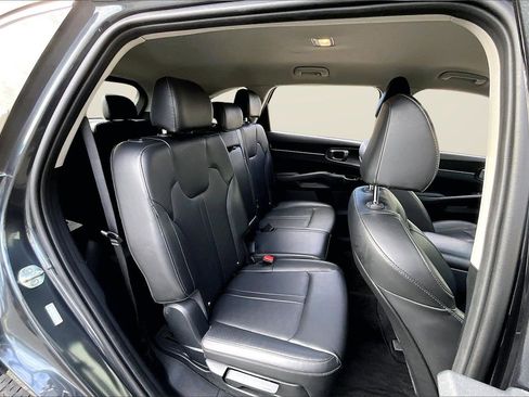 Used 2024 Kia Sorento S image 24