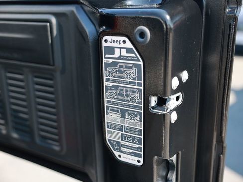 Used 2025 Jeep Wrangler Unlimited Sahara w/ Safety Group image 38