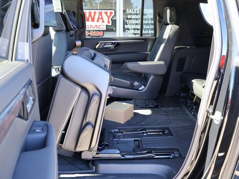 New 2025 Chevrolet Suburban Premier image 30