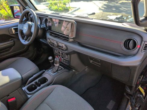 Used 2025 Jeep Wrangler Unlimited Rubicon image 32