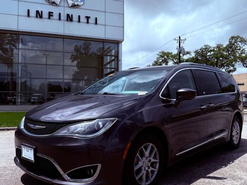 Used 2020 Chrysler Pacifica Touring-L FWD image 1