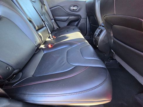 Used 2019 Jeep Cherokee Trailhawk image 14