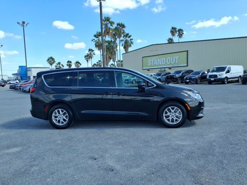 Used 2023 Chrysler Voyager LX FWD image 9