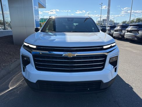 Used 2025 Chevrolet Traverse LT image 3