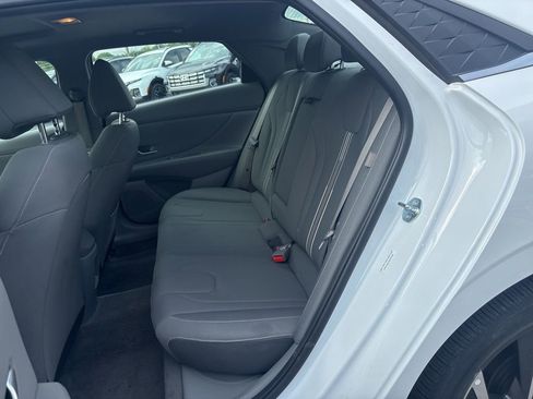 Certified 2025 Hyundai Elantra SEL FWD image 17