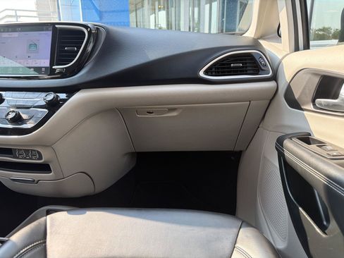 Used 2023 Chrysler Pacifica Touring-L FWD image 32