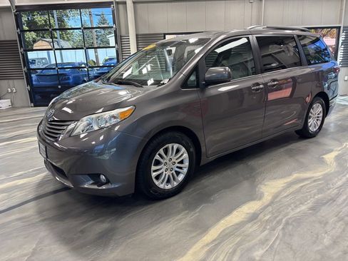 Used 2017 Toyota Sienna XLE image 41