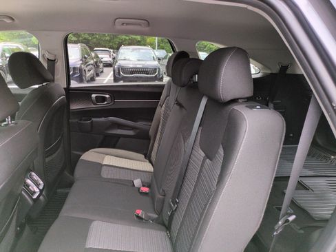 Used 2023 Kia Sorento LX FWD image 25