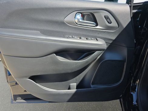 Used 2025 Chrysler Pacifica Select FWD image 31