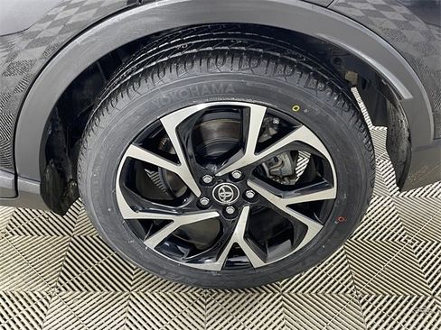 Used 2019 Toyota C-HR Limited image 17