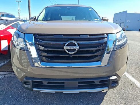 Used 2023 Nissan Pathfinder Platinum image 2