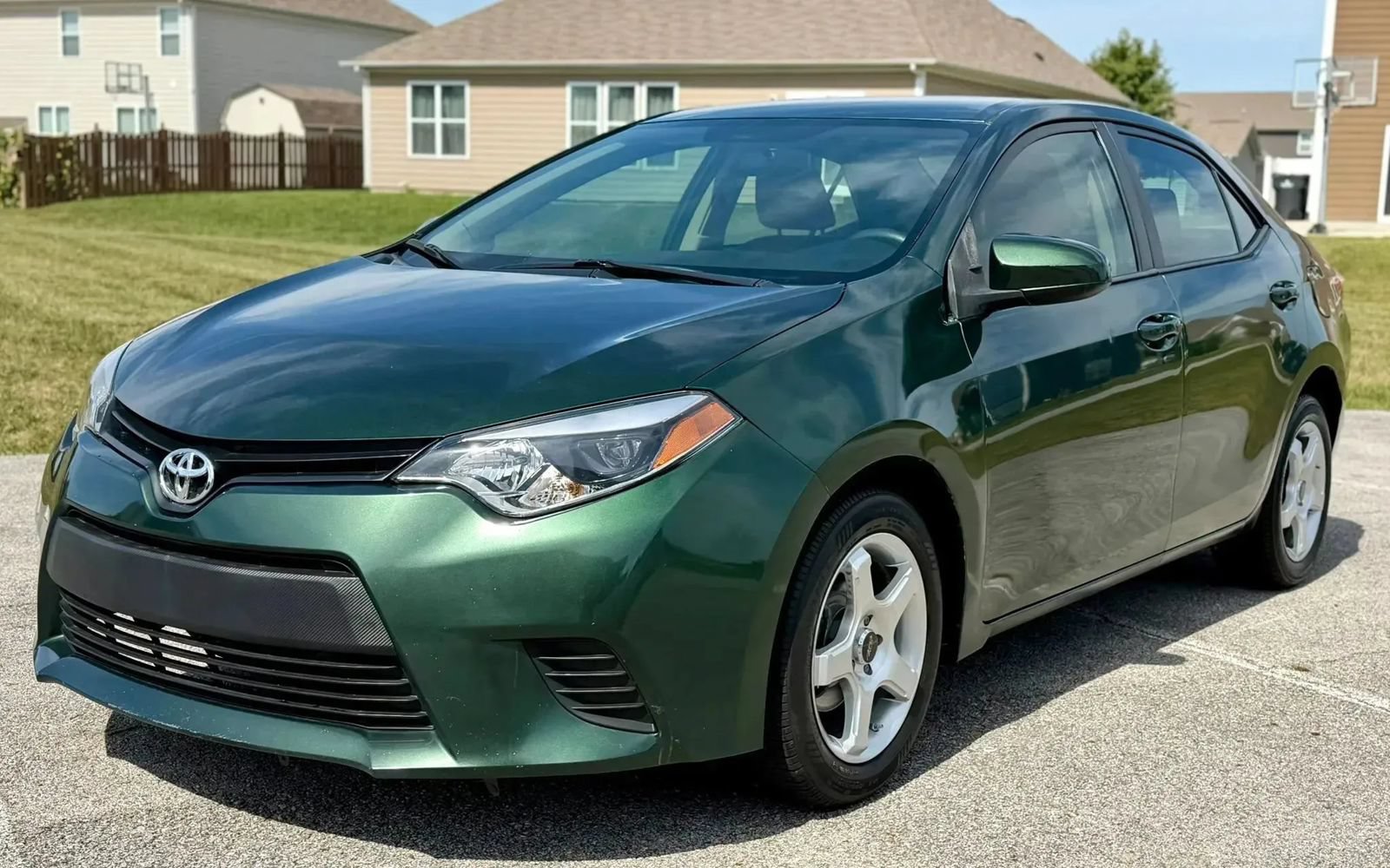 Used 2016 Toyota Corolla LE FWD image 3