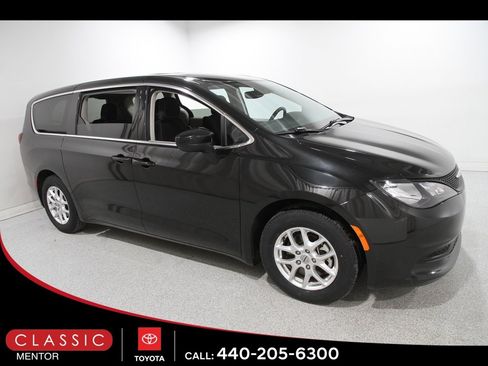 Used 2023 Chrysler Voyager LX image 1