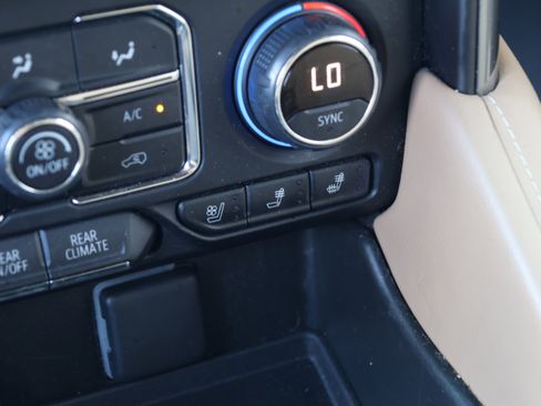 Used 2021 Chevrolet Suburban Premier w/ Premium Package image 31